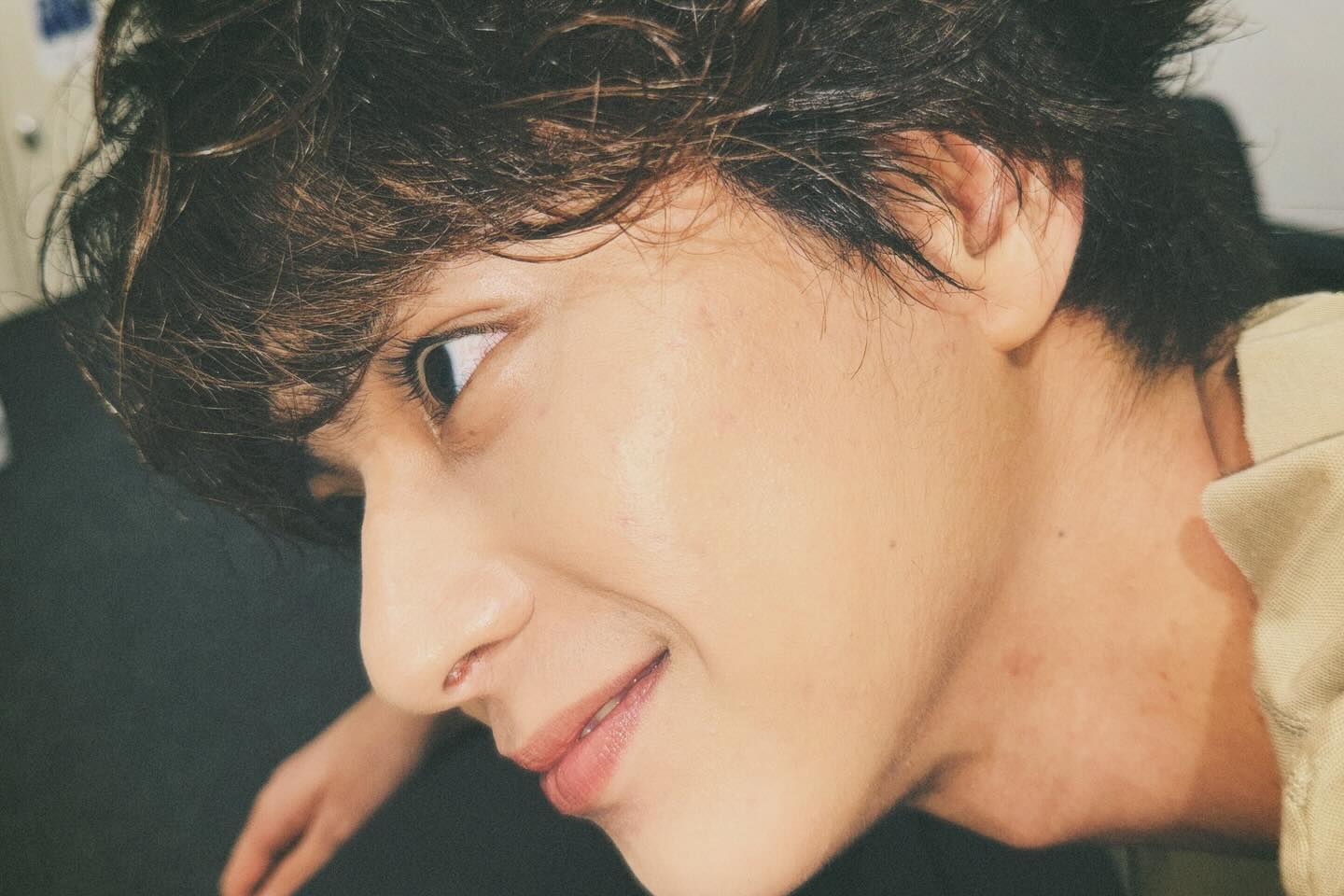 人気アイドルの横顔写真に「綺麗すぎる...」