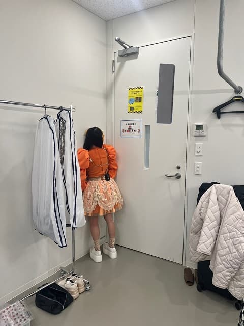 まるでトリックアート!?CUTIE STREET・川本笑瑠の楽屋での”緊張ショット”が話題に