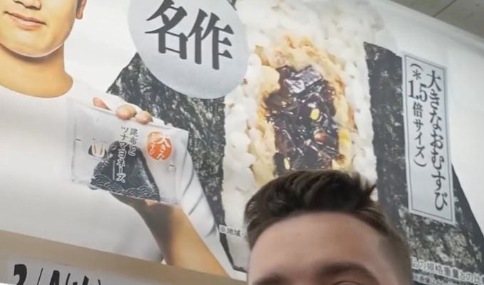 ドジャース新加入の男が、日本で大谷のおにぎり広告を発見！