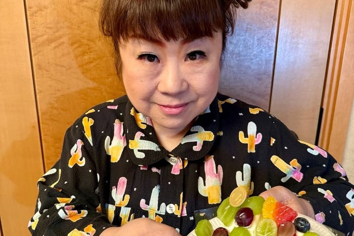 カラフルケーキに元気をもらう！！天童よしみ、楽屋に届いたフルーツケーキに笑顔