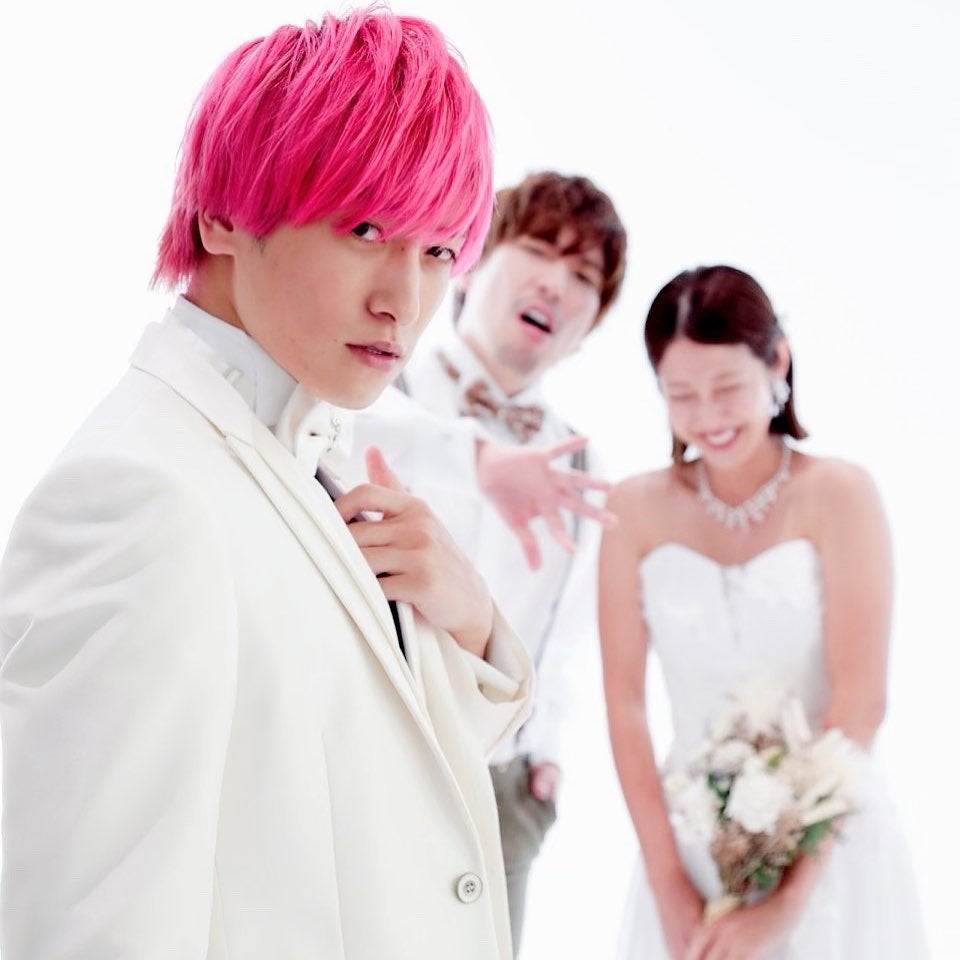 🌈兼近大樹さん、相方・りんたろー。さんの結婚写真に写りこむ!?「ピント！😂😂」