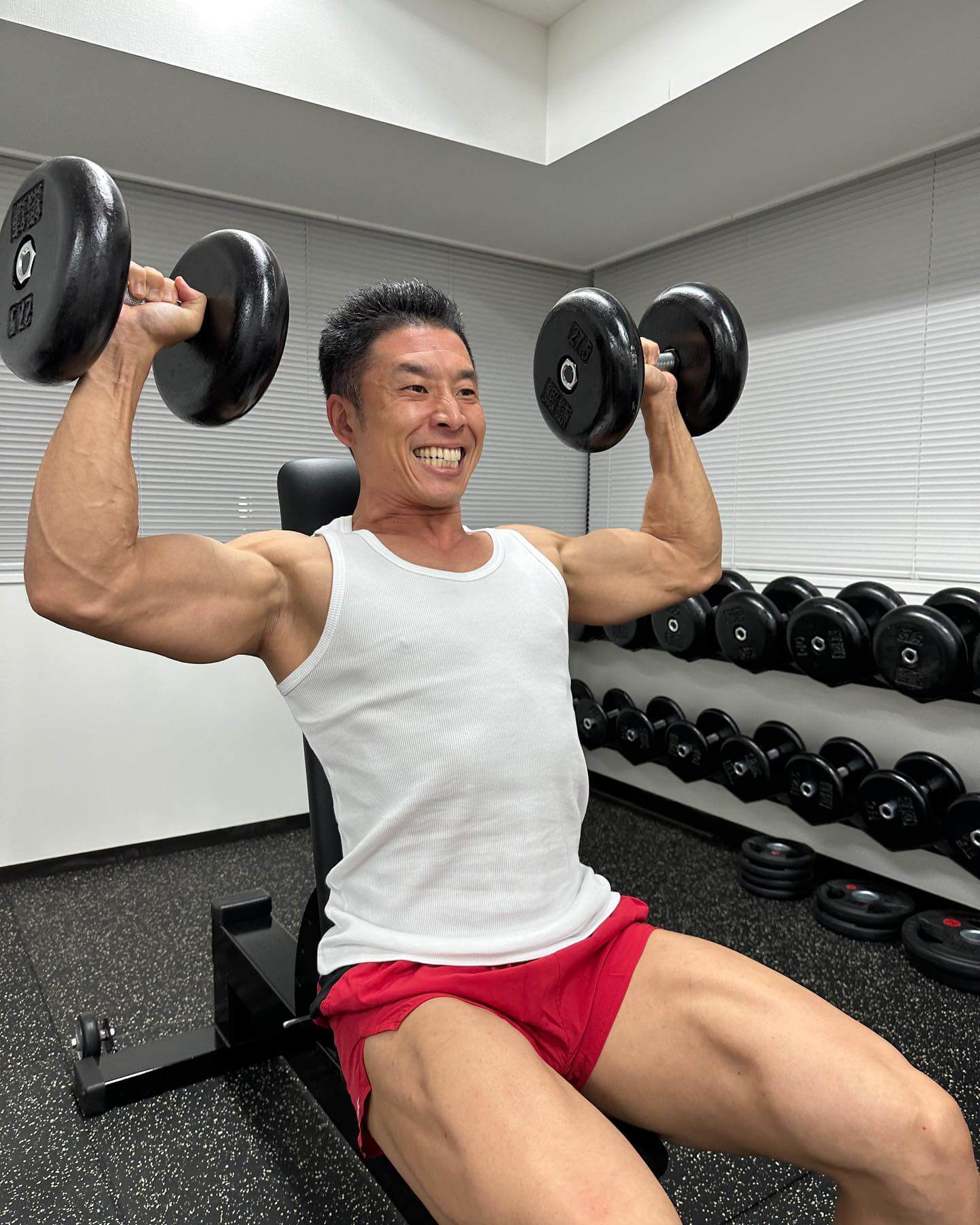 なかやまきんに君の投稿が話題に！ファンはツッコミ「椅子、無いんかーい！！」