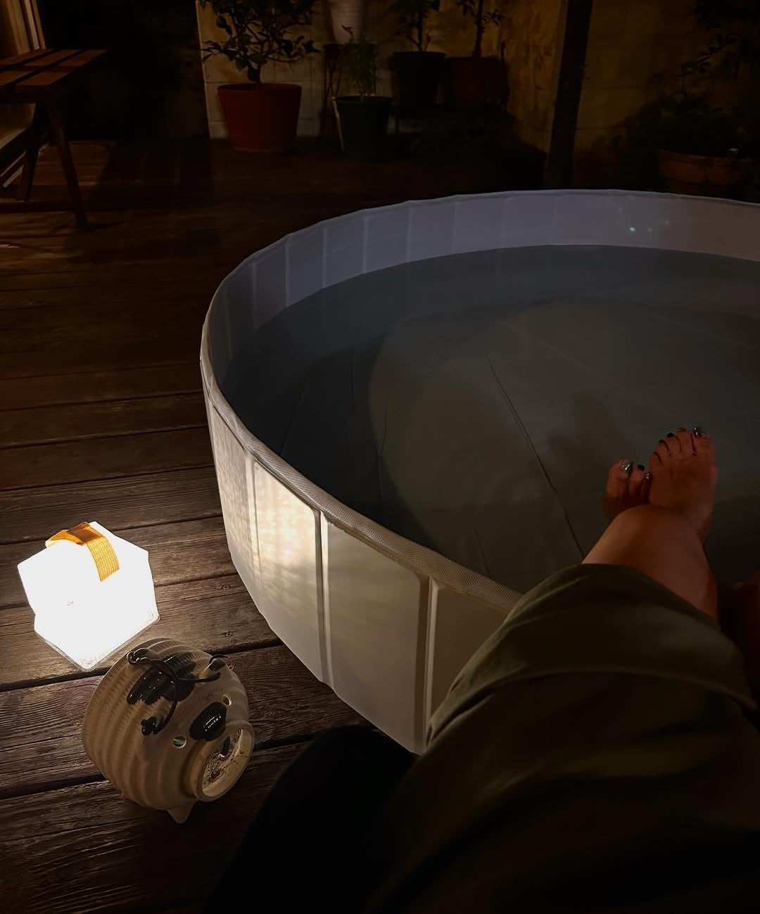 癒しの夜。香坂みゆきがインスタ投稿した「静寂のナイトプール時間」に、蚊取り線香がオシャレに見える、不思議感！