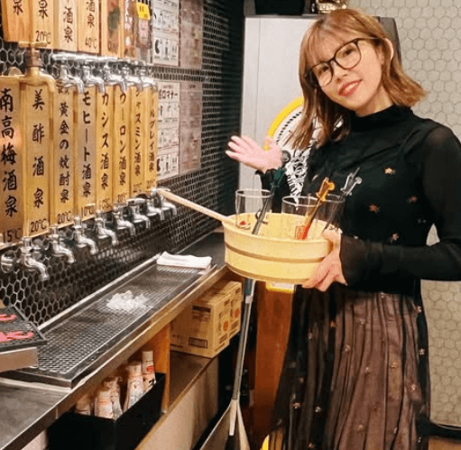 「じゃじゃじゃ、じゃぐち〜笑」美女タレント、映え感モリモリの”ドリンク・注入ムービー”を披露！「これはウケる」「メガネっ娘素敵」