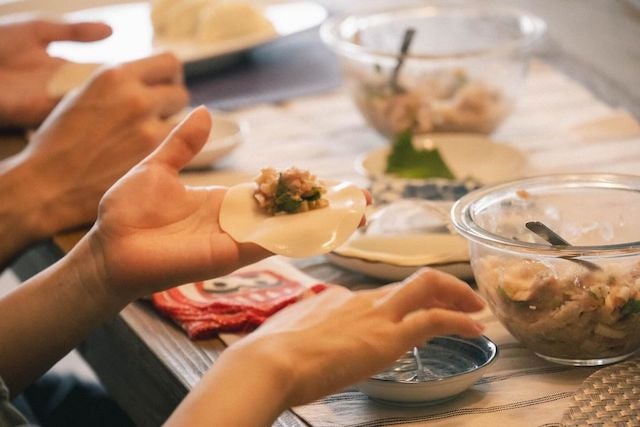 岡田将生が奥さんと餃子包むショットにファン驚愕「あんた達お似合いよ」
