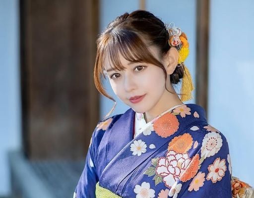 「日本に生まれて良かった！！」美人レースクイーン寺地みのり、艶やか青の着物姿で朝のご挨拶！