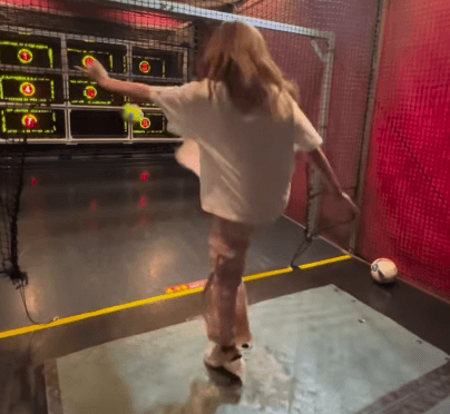 「笑いの神に愛されてる」人気スポーツ美女子、サッカーキックで反撃を受け悶絶！まさかのカウンターにファン驚愕＆歓喜「一生ツボ爆笑」