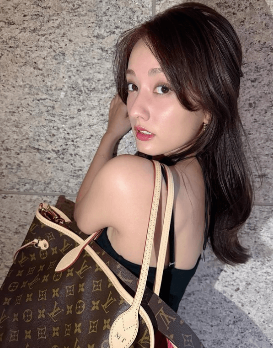 谷まりあ、美デコルテライン＋美背中あらわなヴィーナスショットを披露！「可愛いすぎるじゃないか」とファン絶賛