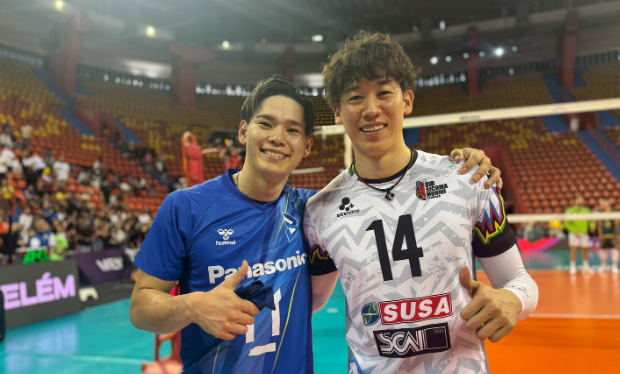 イケメンバレーボール選手・西田有志、試合後に見せた最高の笑顔「コイントス弱い同士揃いました」