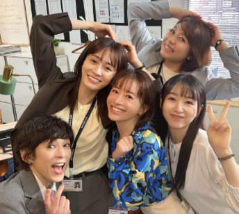 「素敵な現場！」前田敦子、ドラマで共演中の仲良しメンバーとのショットを公開！