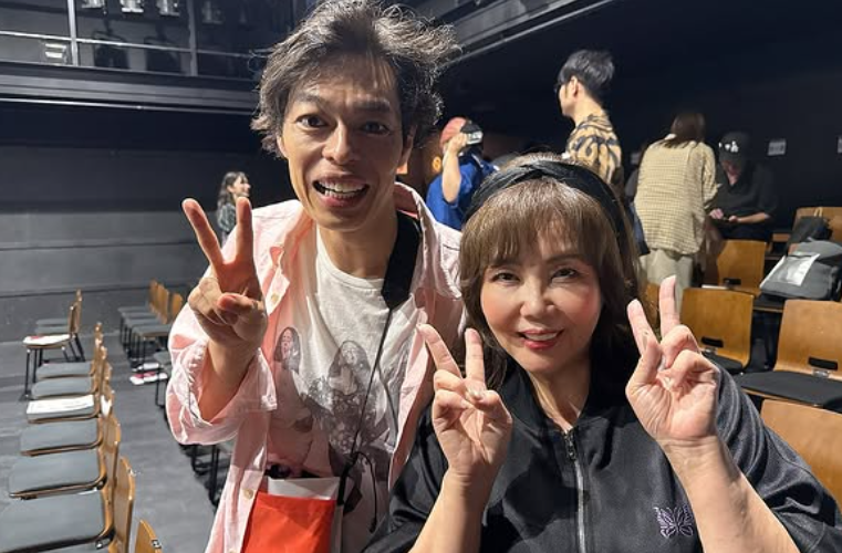 劇場に石田剛太も駆けつけた！小川菜摘、“怪談の語り場”初日に笑顔の2ショット公開