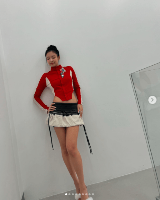 「圧倒的スタイル」BLACKPINK・ジェニーの超ミニヘソ出しショットに注目集まる