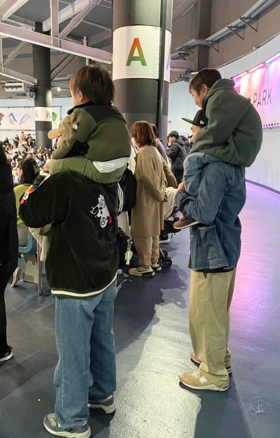 「体力がもうないので、膝がガクガクしました笑」かまいたち・山内健司、水族館のショーで素敵なパパの姿にファンほっこり♡