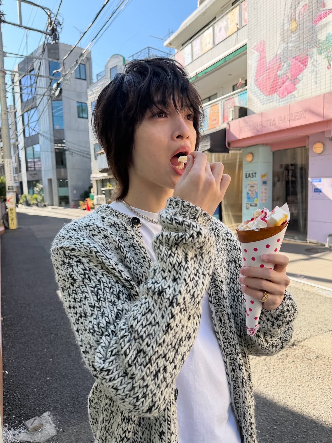 玉森裕太、原宿で見せた素顔　クレープ片手にリラックス