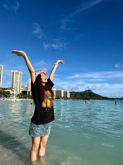 ハワイでしか見られない可愛さ!?FRUITS ZIPPER 仲川瑠夏のビーチショットにファン大歓喜！