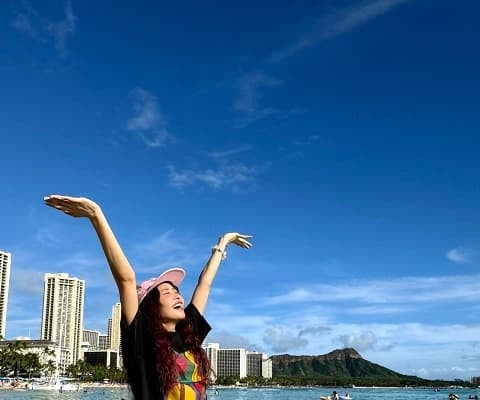 ハワイでしか見られない可愛さ!?FRUITS ZIPPER 仲川瑠夏のビーチショットにファン大歓喜！