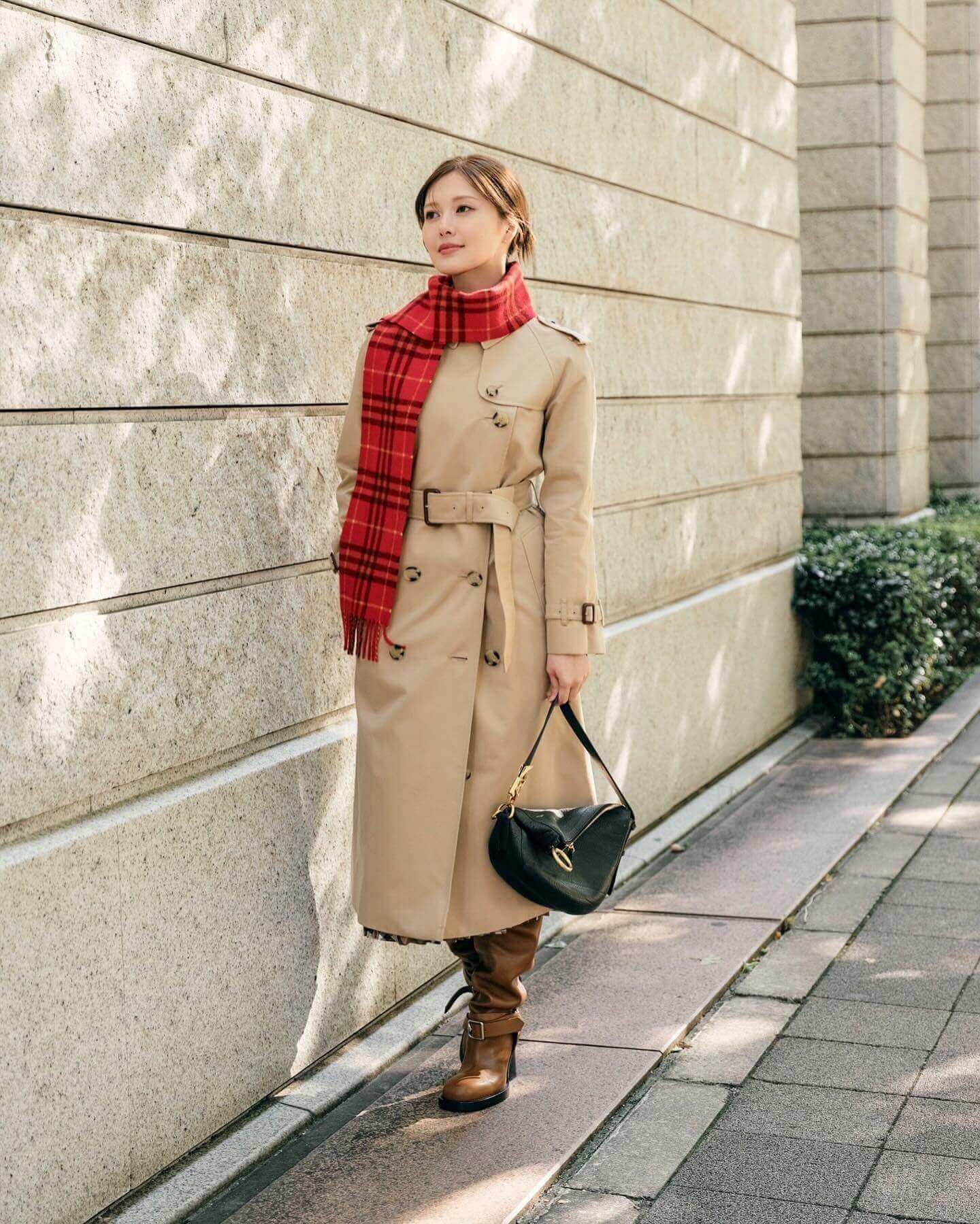 白石麻衣、Burberryで揃えたコーディネートを披露！まるで映画のワンシーン