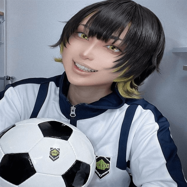 サッカーファンも好きになる？人気コスプレイヤーカモミールのユニフォームショット