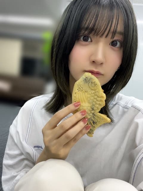 「〇〇もらいました。うまま。」山根綺がお菓子を手に生放送告知