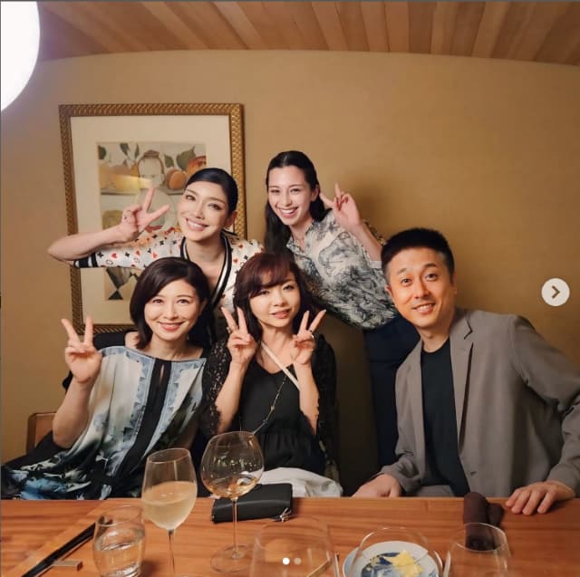 アンミカが【阿倍野会】を開催！豪華メンバーと集合写真を公開