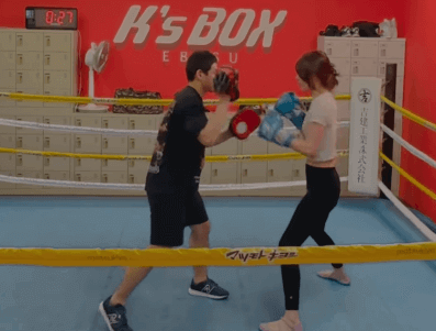 コスプレ好きの元プロレスラー、リングの”超高速・ミット打ち”風景を披露し反響続々！「さすが元レスラー」