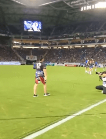 みやぞん、ガンバ大阪の試合で応援歌披露。 「やるぞやるぞやるぞー‼️」でスタジアムを盛り上げる