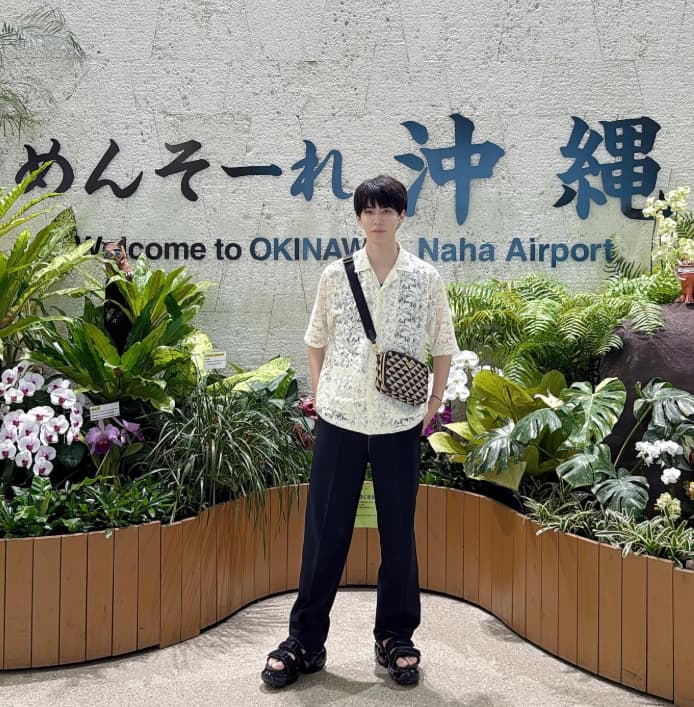 YouTuberのはじめしゃちょーが沖縄での夏衣装を投稿し話題に！