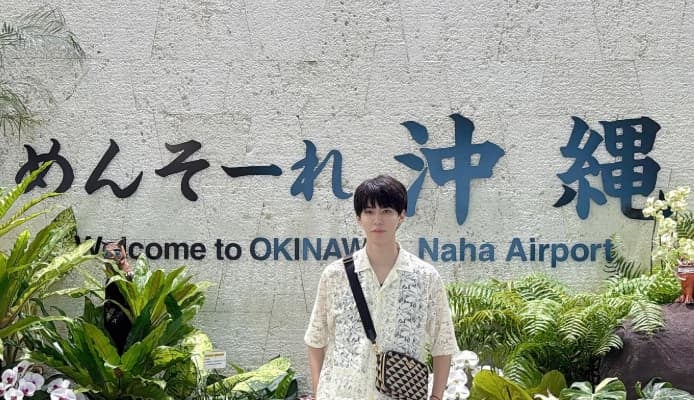 YouTuberのはじめしゃちょーが沖縄での夏衣装を投稿し話題に！