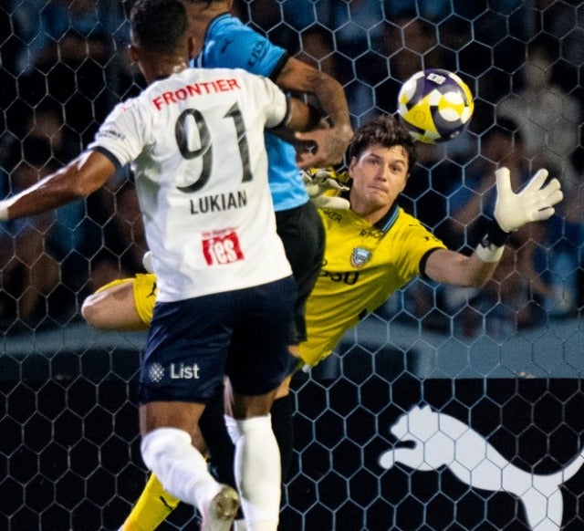 川崎フロンターレの山口瑠伊がファインセーブ！