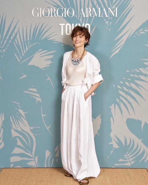 「すごく素敵で憧れます」米倉涼子が白一色の夏らしい服装を披露