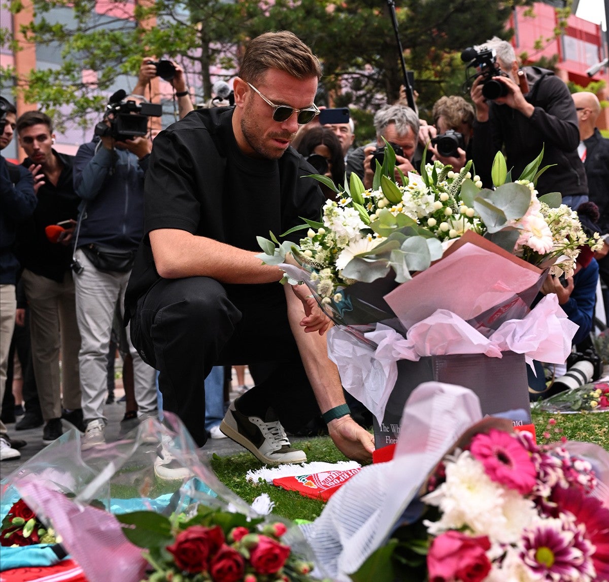 元リヴァプール主将・ヘンダーソンがアンフィールドを訪問…交通事故で急逝のジョタを弔う