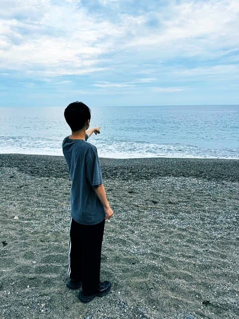 『進撃の巨人』エレン役の梶裕貴が海を見て”あのポーズ”を再現！？「エモすぎる！」とファン歓喜