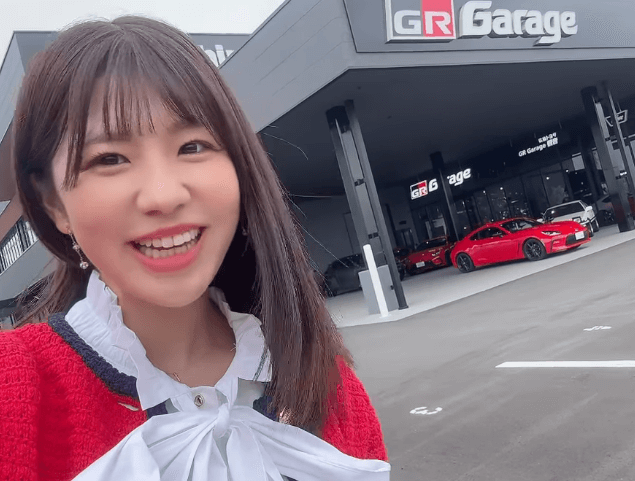 「一緒にドライブしたい」元アイドルの美女レーサー、ガレージ訪問で大はしゃぎ！手を振る仕草が可愛すぎと話題に「今日の服装、めっちゃ可愛い」