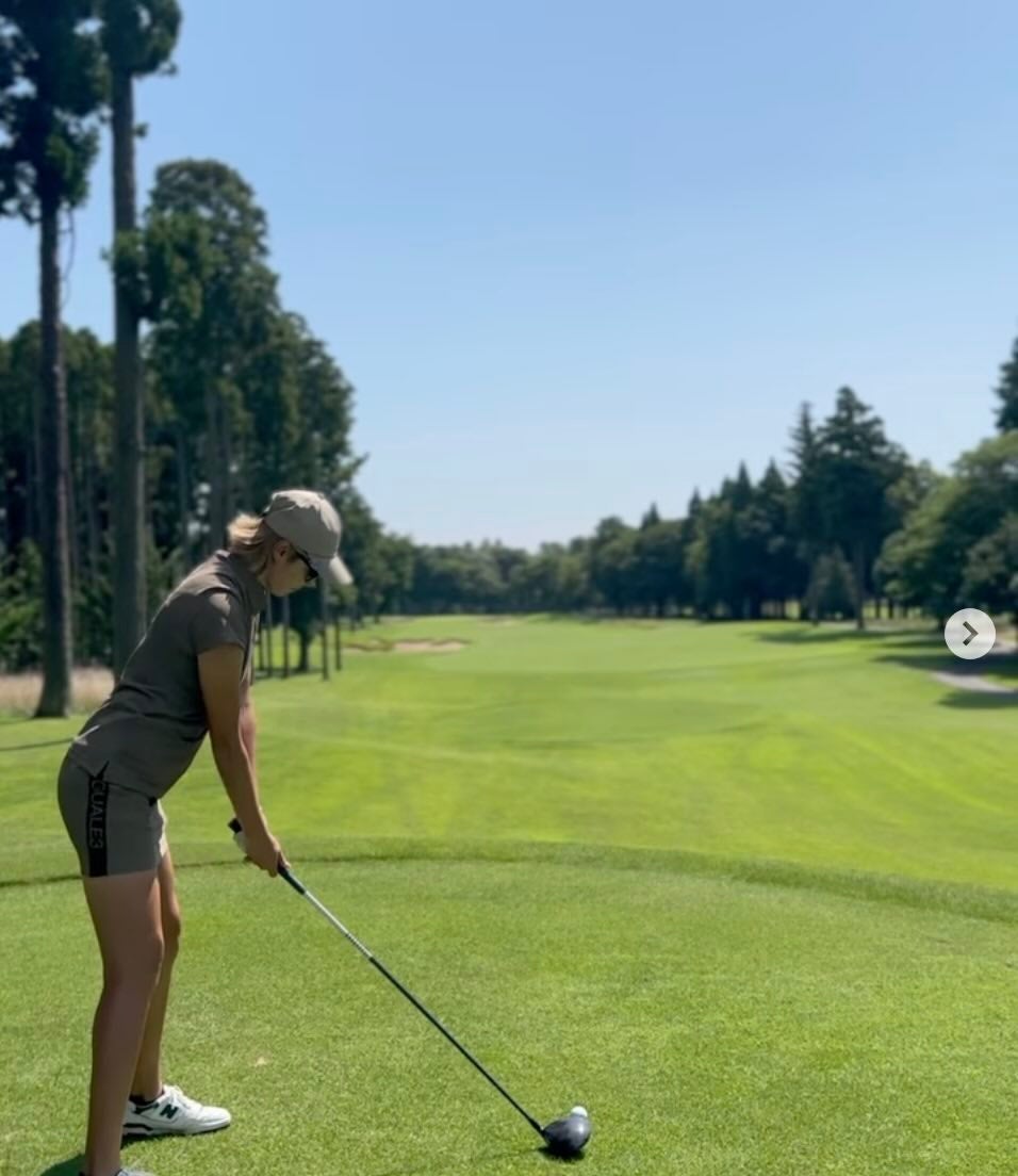 「ナイスショット👍」狩野舞子が強風のゴルフを披露！
