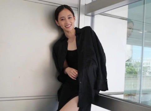 「美脚すぎる🥰」前田敦子さんが最新ショット公開🌟大人な黒コーデ披露