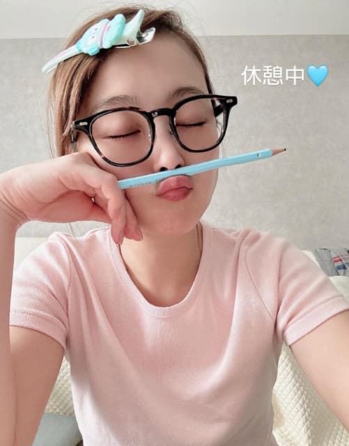 タレント 鈴木奈々休憩中の写真を公開！「今日はキャリアコンサルタントのオンライン授業でした✨」
