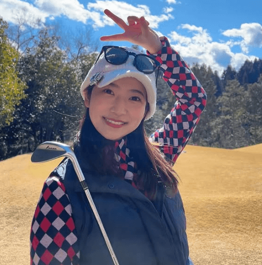 「めっちゃ可愛いですね」報ステの美女アナウンサー、ゴルフ場で見せた美麗ウェア姿＆スイングにファン歓喜「ナイスショット！」