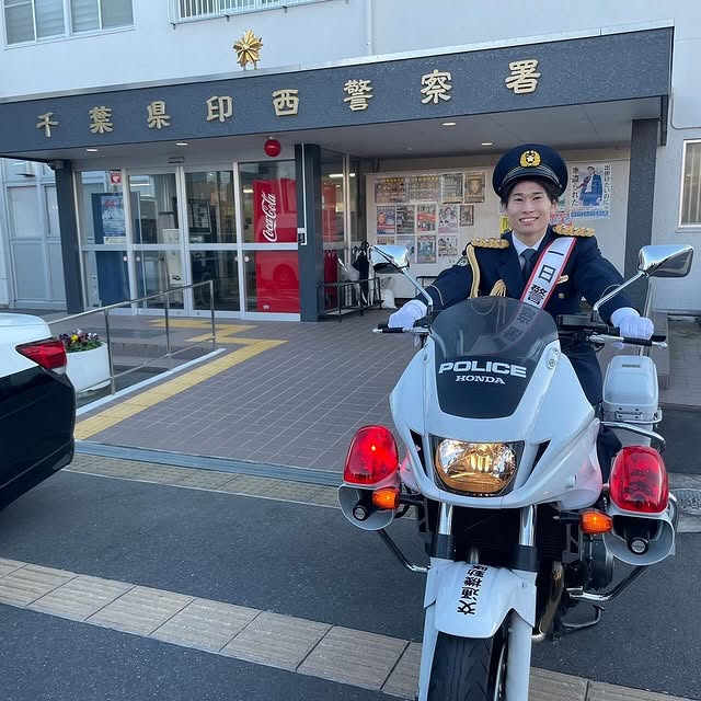 パリ五輪男子体操団体金メダリスト・萱和磨が一日警察署長に！凛々しすぎる制服姿にファンもキュン！