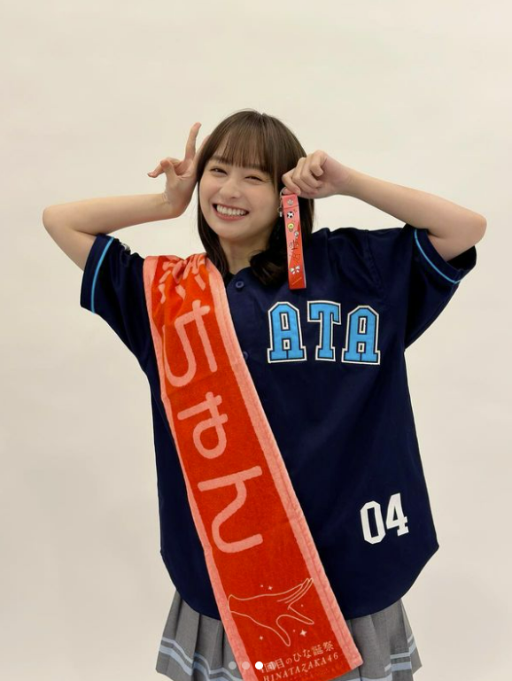 サッカー解説で話題の影山優佳が日向坂46公式グッズを紹介😍⚽