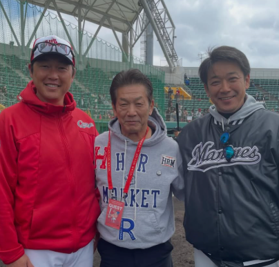高橋慶彦、古巣の教え子らとツーショット「ロッテカープの試合でした!」