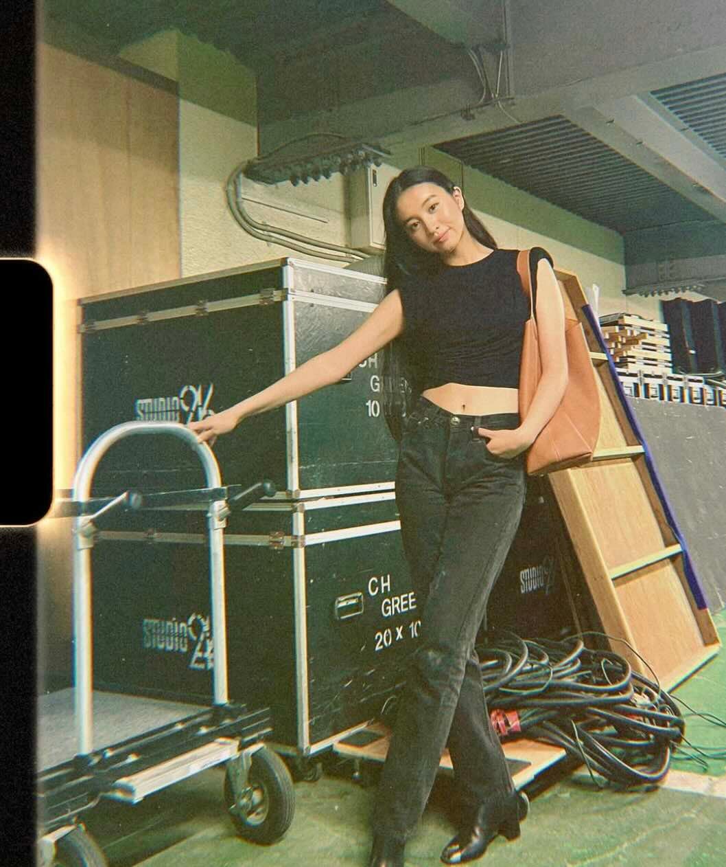 「足なが！」Kōki 腹だしブラックコーデを公開