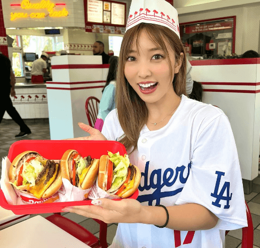 「何もかも綺麗でばえる」野球美女子、LAのオフショットを披露！豪華フォトの数々にドジャースファン歓喜「美しすぎる」