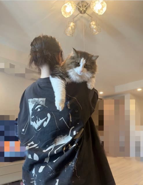 「大怪獣ゴロウ」グラビアアイドル・東雲うみが愛猫を抱きかかえるオフショットをシェア