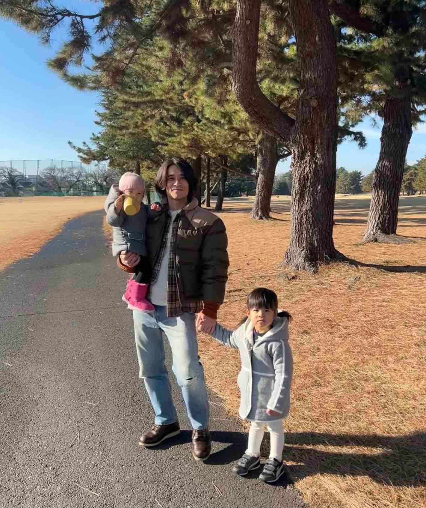 俳優・斉藤慶太、新年の挨拶に2人の娘が登場　SNS上で反響続々「愛おしすぎる！」