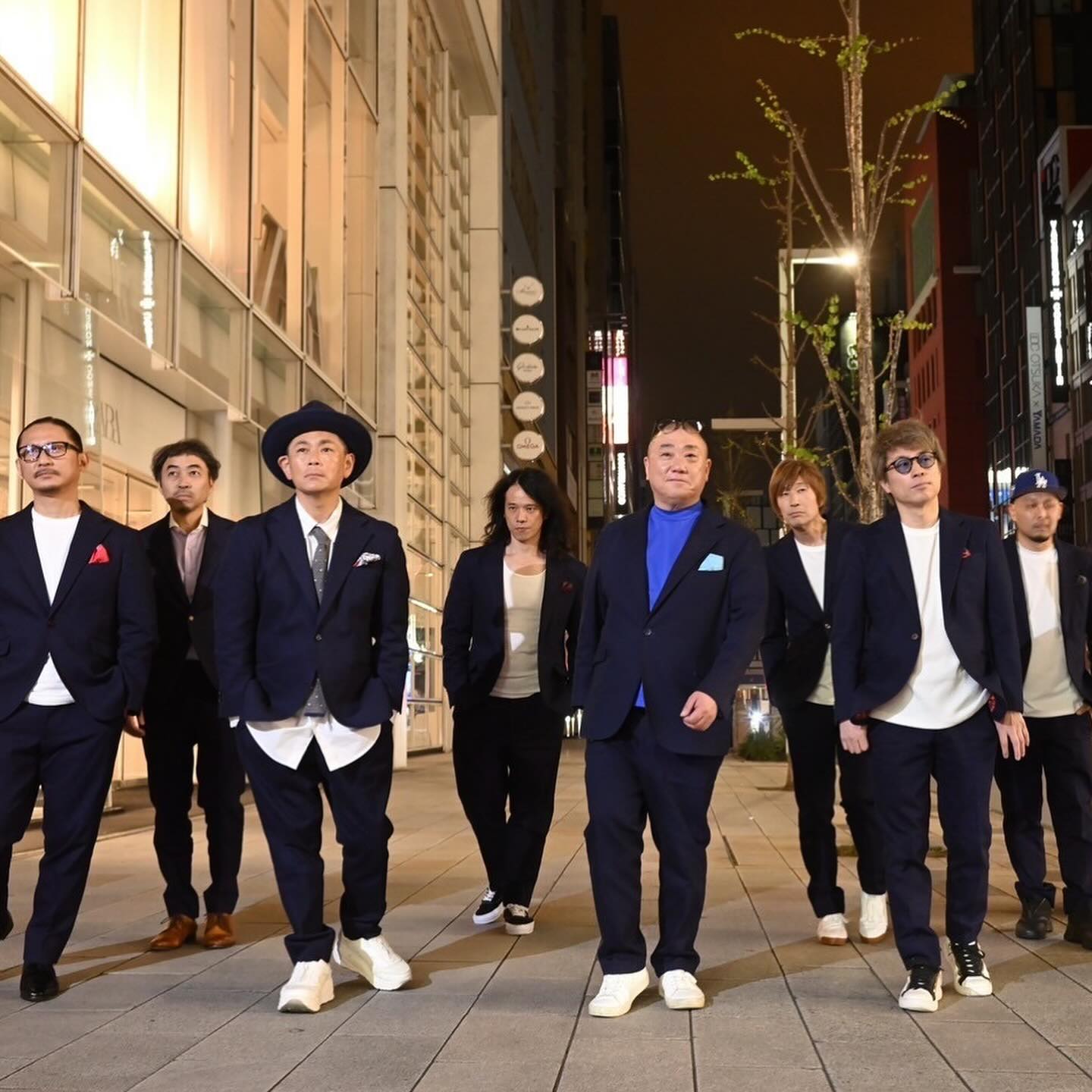 あの「軍団山本」が銀座7丁目に出現！ お揃いのデニムスーツ姿にファン「迫力ある」