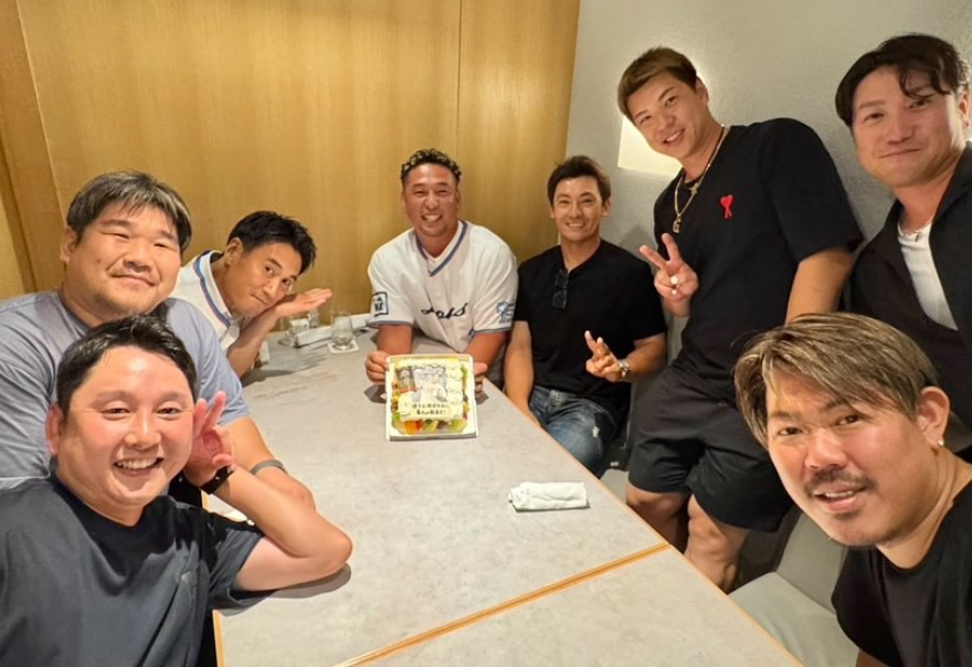 炭谷銀仁朗が“片栗中中”集結ショット公開！涙腺崩壊の再会にファン歓喜「2008優勝が蘇る…」