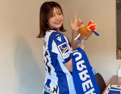 サッカー美女子、感激極まれり！”感極まった・おじさん構文ダンシング”を披露し、ファンガッツポーズ