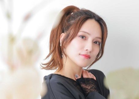 元AKB48・入山杏奈、15周年仕様にSNSを一新　「どちらが好き？」衣装ショットも公開