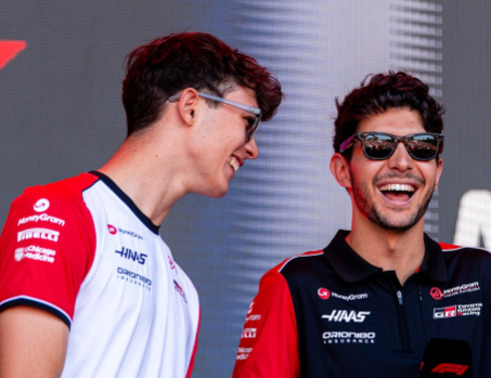 笑顔の“Bearcon”が再び！ハースF1が届ける癒しと期待の最強コンビが話題に