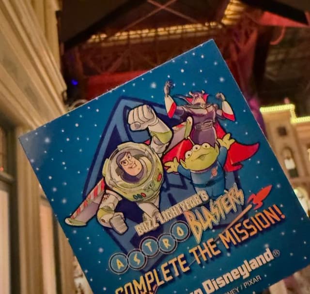 南明奈　《バズ・ライトイヤーのアストロブラスター》クローズに思い出をありがとう